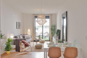 C88 - Deluxe Apartment Downtown with Pool and Parking